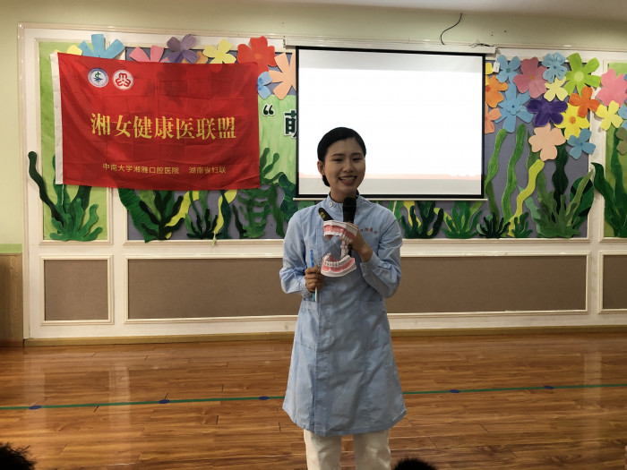中南大学湘雅口腔医院护士易慧娟利用口腔模型进行教学.jpg