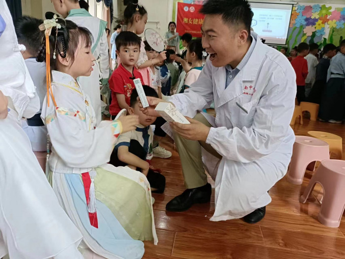 中南大学湘雅口腔医院李磊涛医生给孩子赠送小礼物.jpg