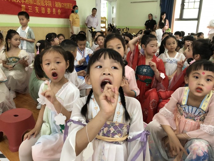 孩子们模仿学习正确刷牙方式.jpg