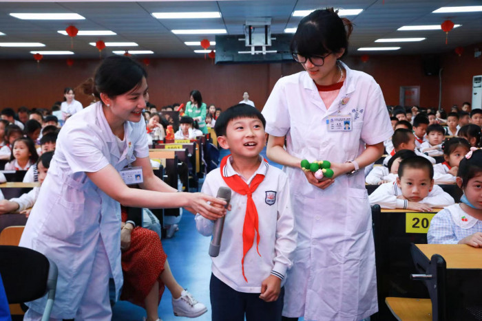 育英学校现场互动.jpg