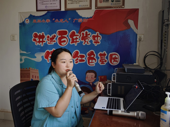 钟定娟博士在“小龙人”广播站科普.jpg