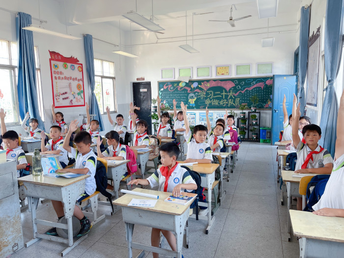 示范课堂孩子们踊跃答题.jpg