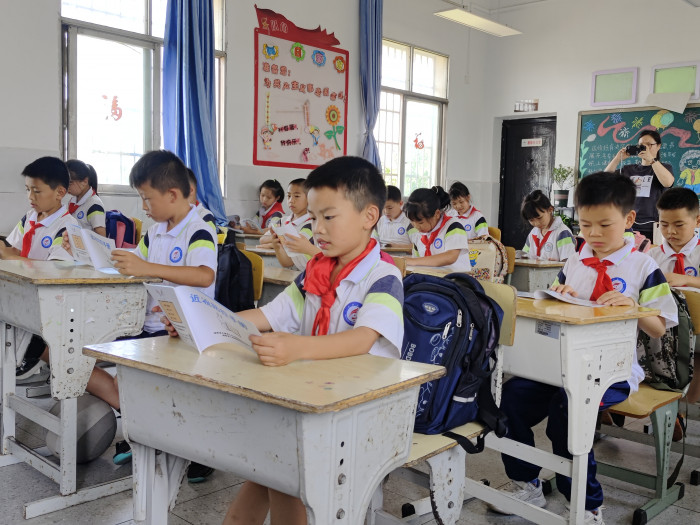 孩子们认真阅读《近视防控手册》.jpg