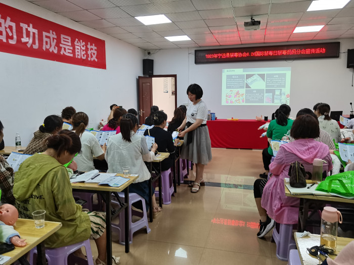 禁毒宣传进学校.jpg