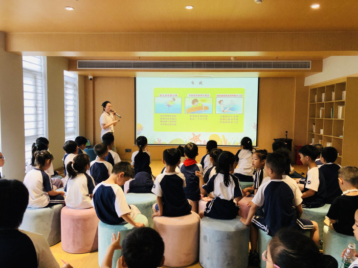 同学们认真听讲溺水后如何自救.jpg