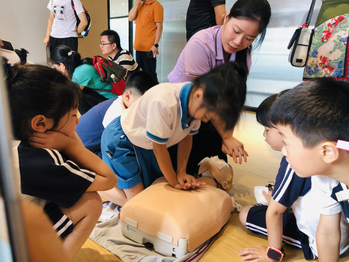 学生分组实操心肺复苏术.jpg