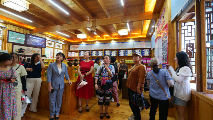 参观古丈县中寨村湘妹子能量家园积分超市.jpg