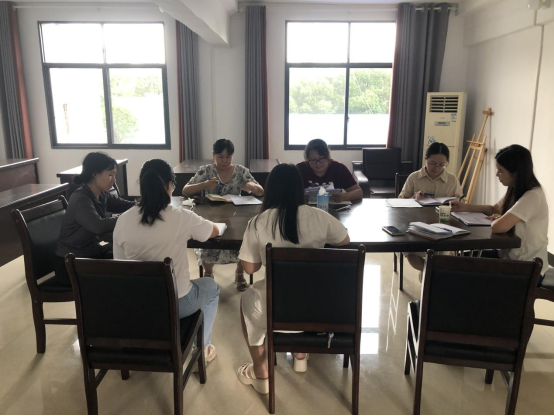 8月18日中心组学习.jpg