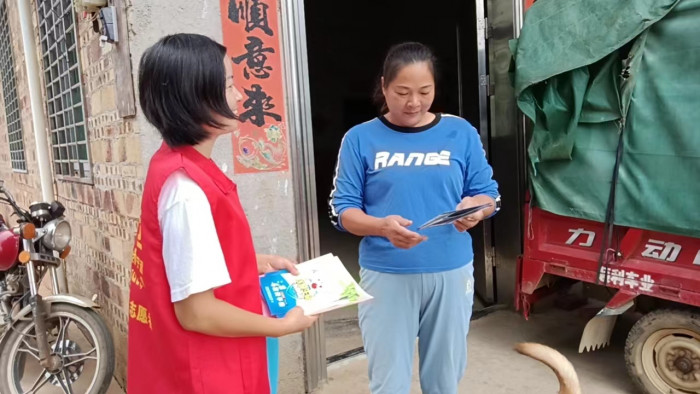 新张家村入户进行禁毒宣传.jpg