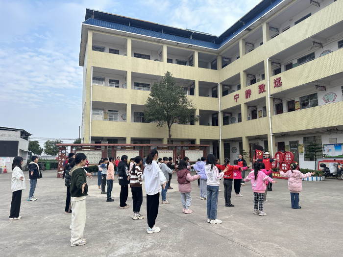 在大阳洞学校教导学生们学习防性侵手势舞1.jpg