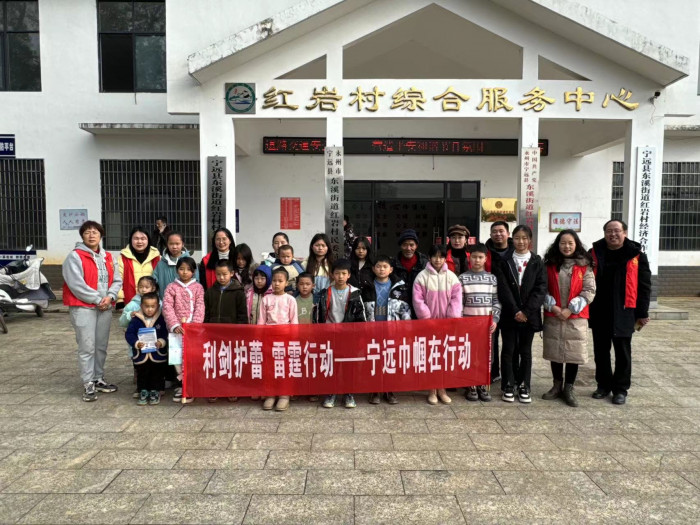 在东溪街道红岩村开展“利剑护蕾·雷霆行动”知识讲座3.jpg