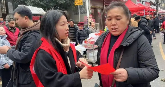 发放宣传资料.jpg