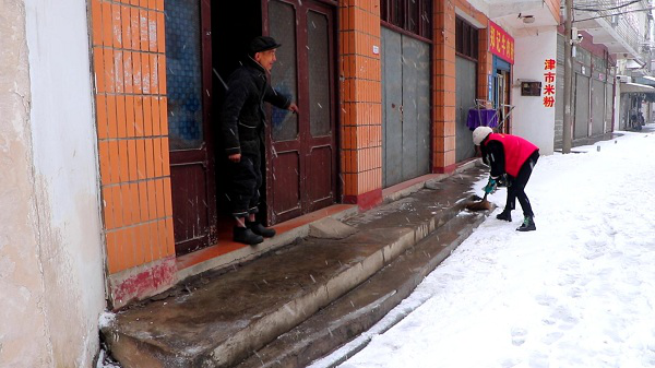 帮助孤寡老人铲雪.png