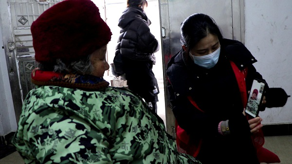 帮独居老人给在外子女打视频电话.png
