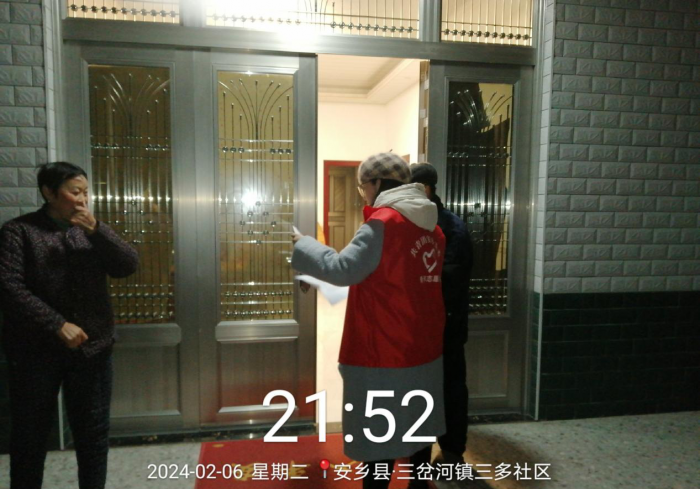 县妇联党组书记、主席刘晨到农户家中宣传安全知识，倡导“两清四拆”。.png