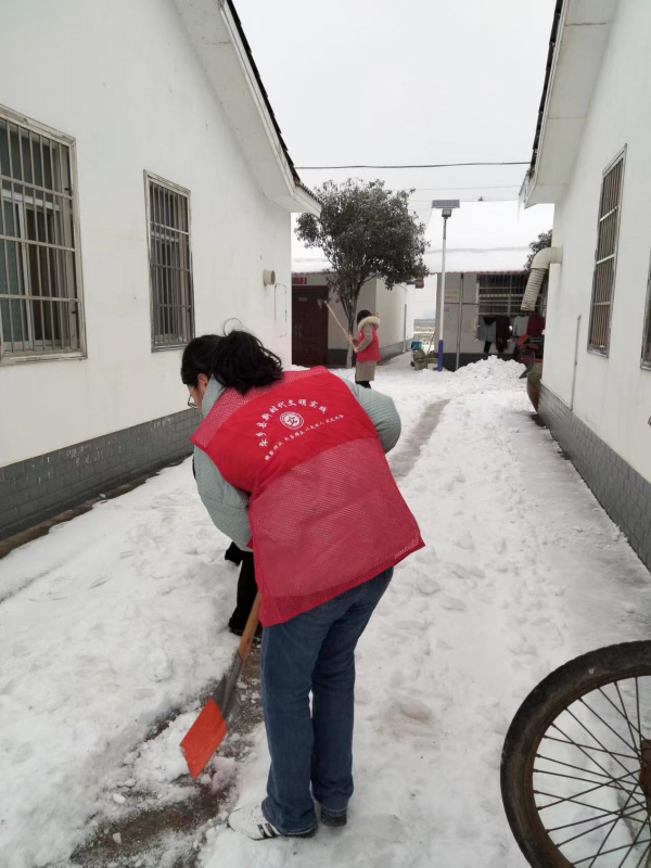 官垱镇村两级妇联执委到异地搬迁安置点为群众清理道路积雪。.png