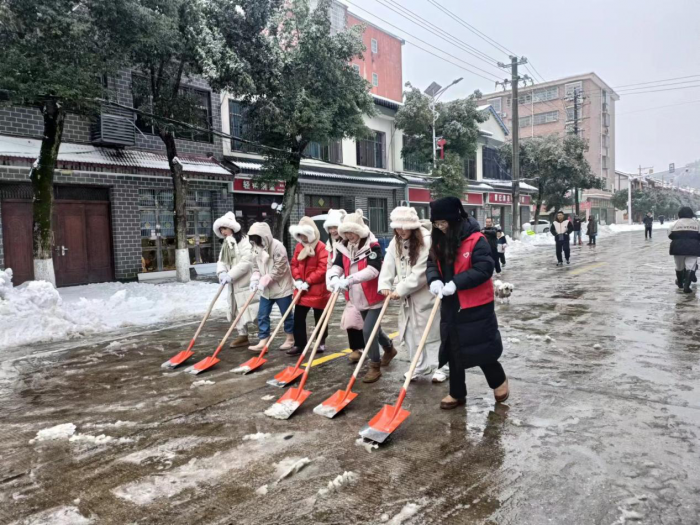 黄山头镇巾帼志愿者开展铲雪除冰志愿服务活动.png