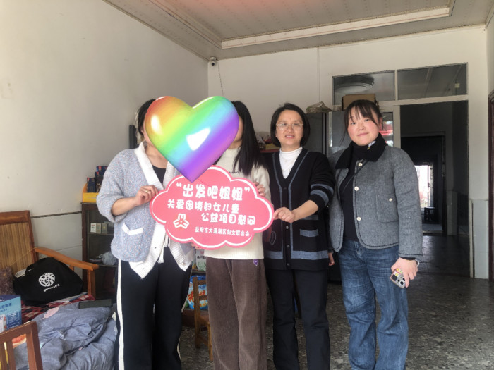 出手吧姐姐慰问儿童2.jpg