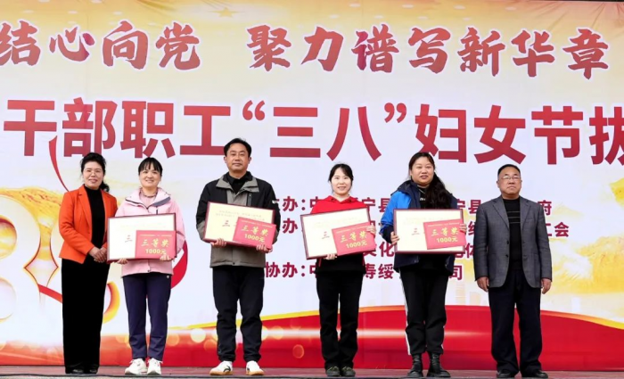 肖菊容主席与三等奖合照.png