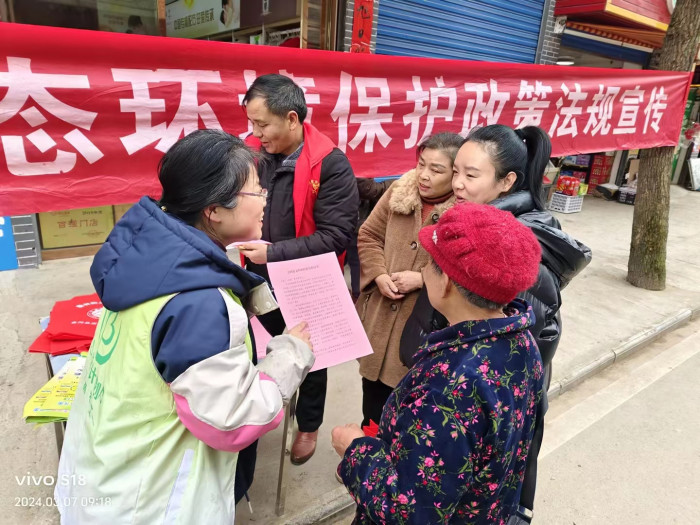 地灵乡妇联联合综治办入学校入家庭以及在赶集日开展法制教育宣传.jpg