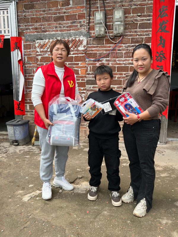 开展点亮微心愿关爱活动.jpg