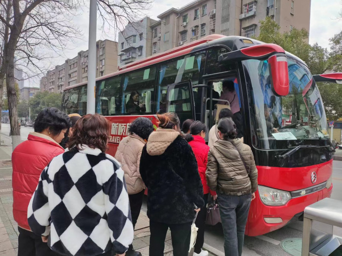 安排专车进行集中接送.jpg