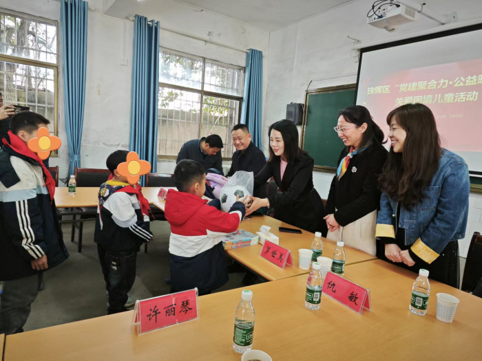 东山小学活动图1.jpg