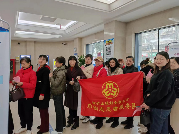 巾帼志愿者指导妇女有序参检.jpg