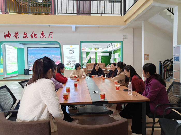 座谈会.jpg