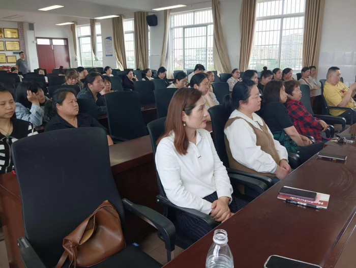 雨湖区“向阳花”家庭教育服务指导中心走进立云中心小学1.jpg