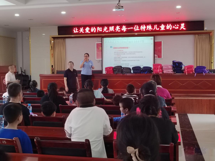 0513南洲镇南洲村关爱困境儿童.jpg