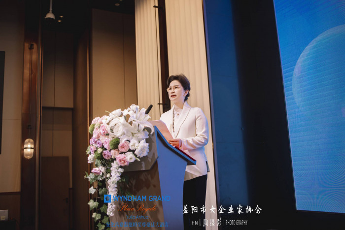 市女企业家协会党支部书记文彩纯主持.jpg