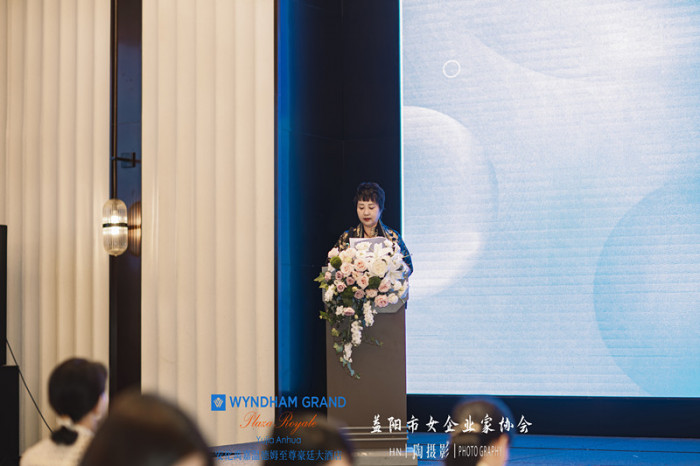 市女企业家协会会长王安安作工作报告1.jpg