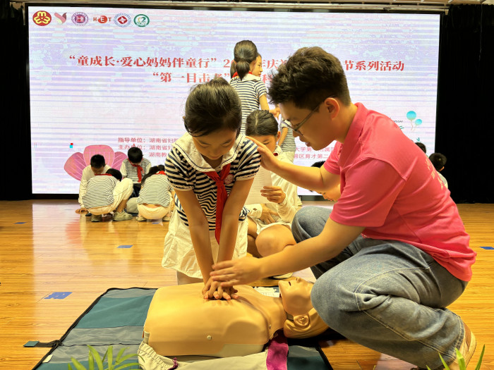 学生学习心肺复苏术.jpg