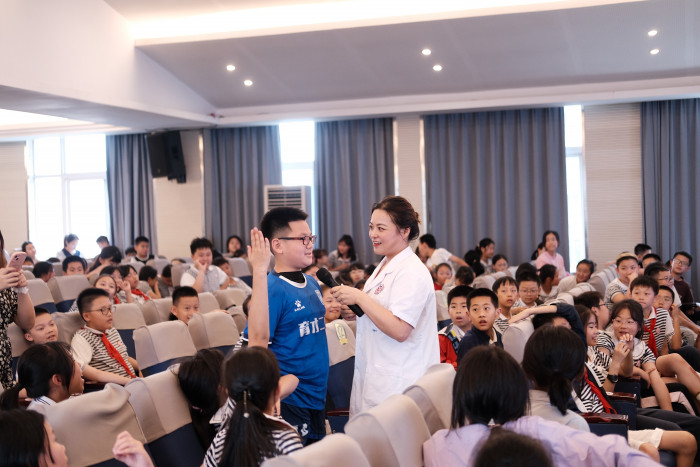 学生踊跃回答问题.jpg