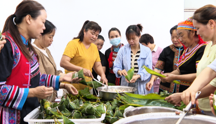 大圩镇端午节活动，组织镇村妇女干部包粽子，做香囊4.png