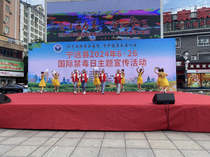 表演禁毒快板《禁毒妈妈齐上阵》.jpg