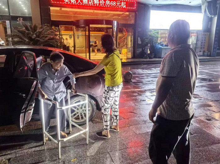 微信图片_20240629城南街道狮子岩社区联点领导与社区书记将辖区中老弱人员转移.jpg