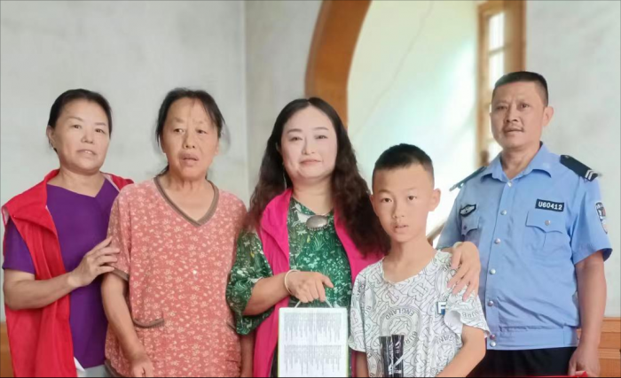 西长街社区执委爱心妈妈入户看望留守儿童.png