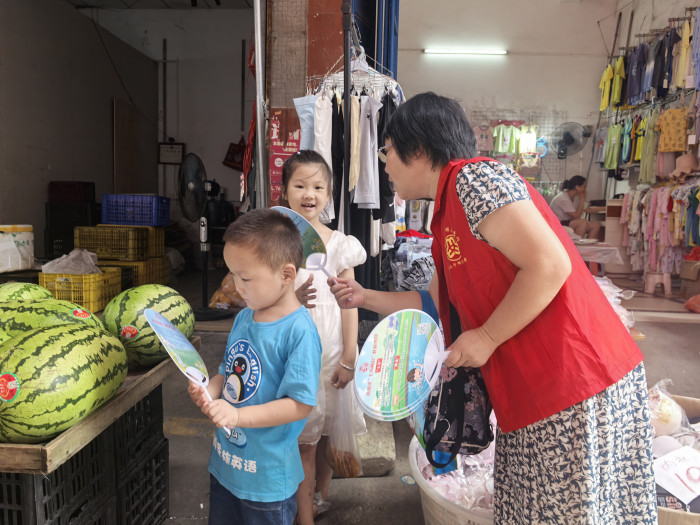 在桐山农贸市场开展利剑护蕾防性侵宣传1.jpg
