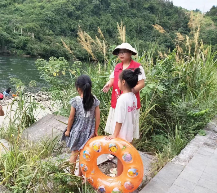 花垣镇妇联开展志愿巡河行动.png