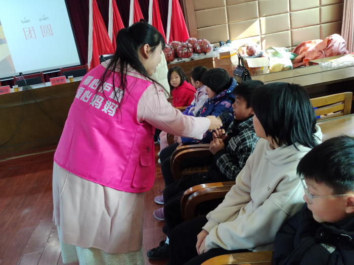 1月16日便江街道开展寒假关爱活动3.jpg