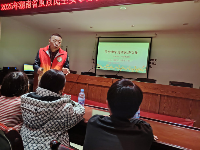 3.1 孙友平在罗市社区上课2.jpg