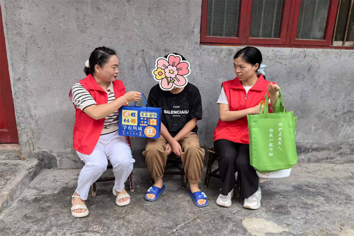 新晃妇联：暑期走访 情暖童心