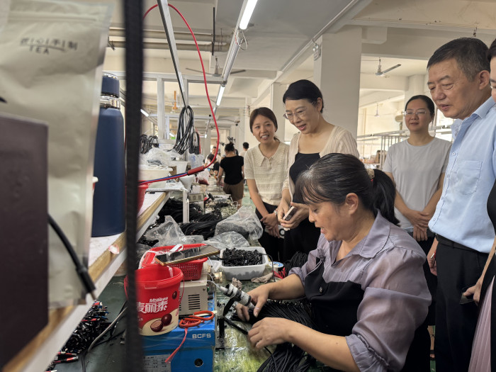 湖南鑫达电子有限公司生产车间与女工亲切交谈.jpg