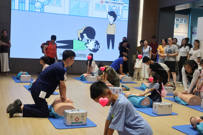 6学习心肺复苏(邹沛摄)_副本.jpg