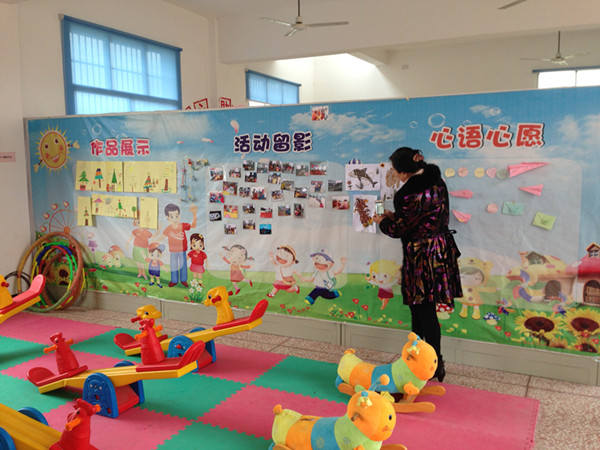 孩子们的作品吸引了阳智主席.jpg