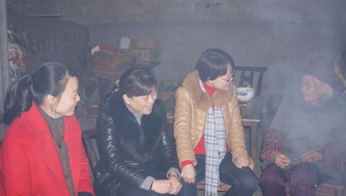 看望离任村妇女主任.JPG