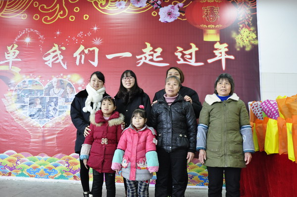 和爱心妈妈一起合个影.JPG