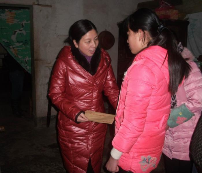 周主席走访贫困妇女儿童家庭1.jpg